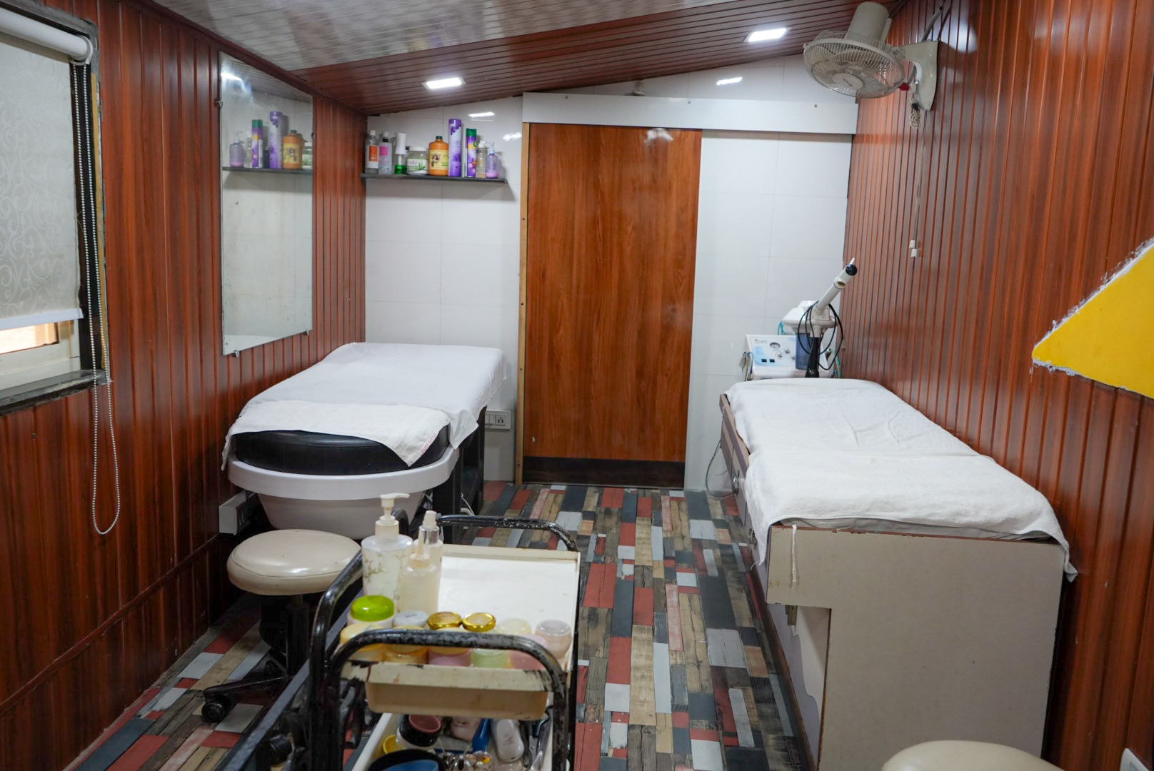 Skin treatment room with facial beds